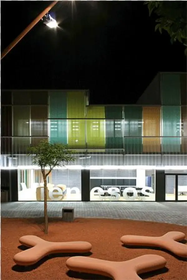 Banca Boomerang De Hormigón Rojo De Arriola&fiol En - Architecture