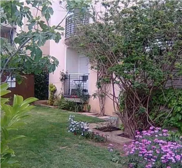 Planta Baja Con Jardin Romantico Home For Exchange - Backyard