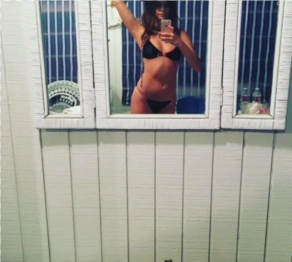 Selena Gomez A Posté Une Photo D'elle En Bikini Sur - Room