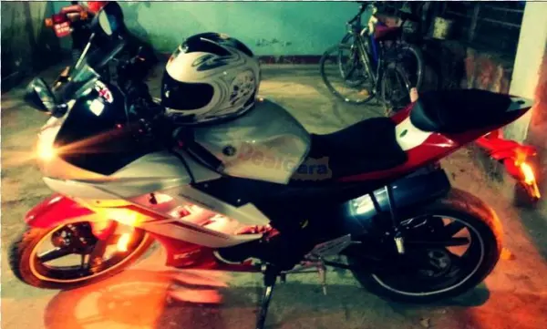 Yamaha R15 V - Scooter